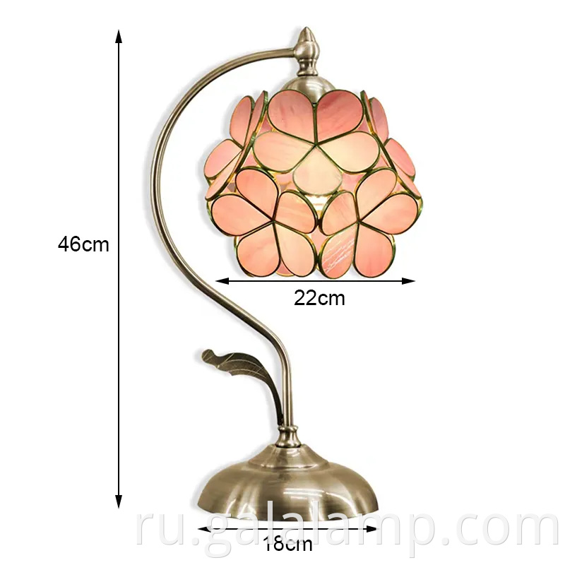 Элегантная цветочная настольная лампа для теплой спальни светится